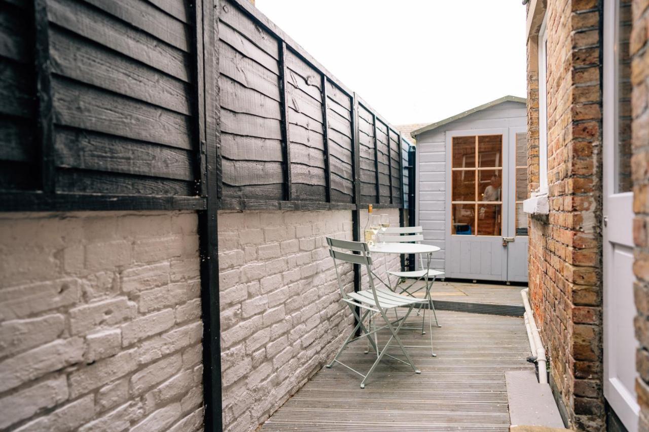 Sanctuary-By-Sea Apartment เวอร์ทิง ภายนอก รูปภาพ